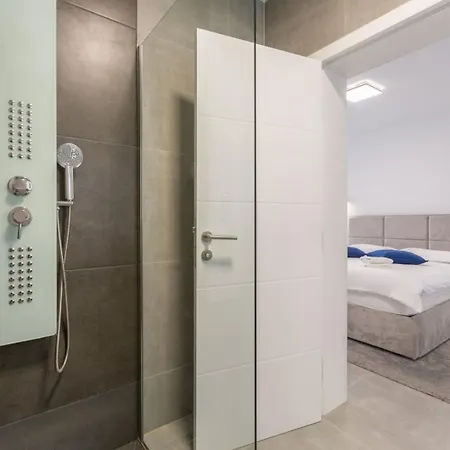 Melia Vila *
